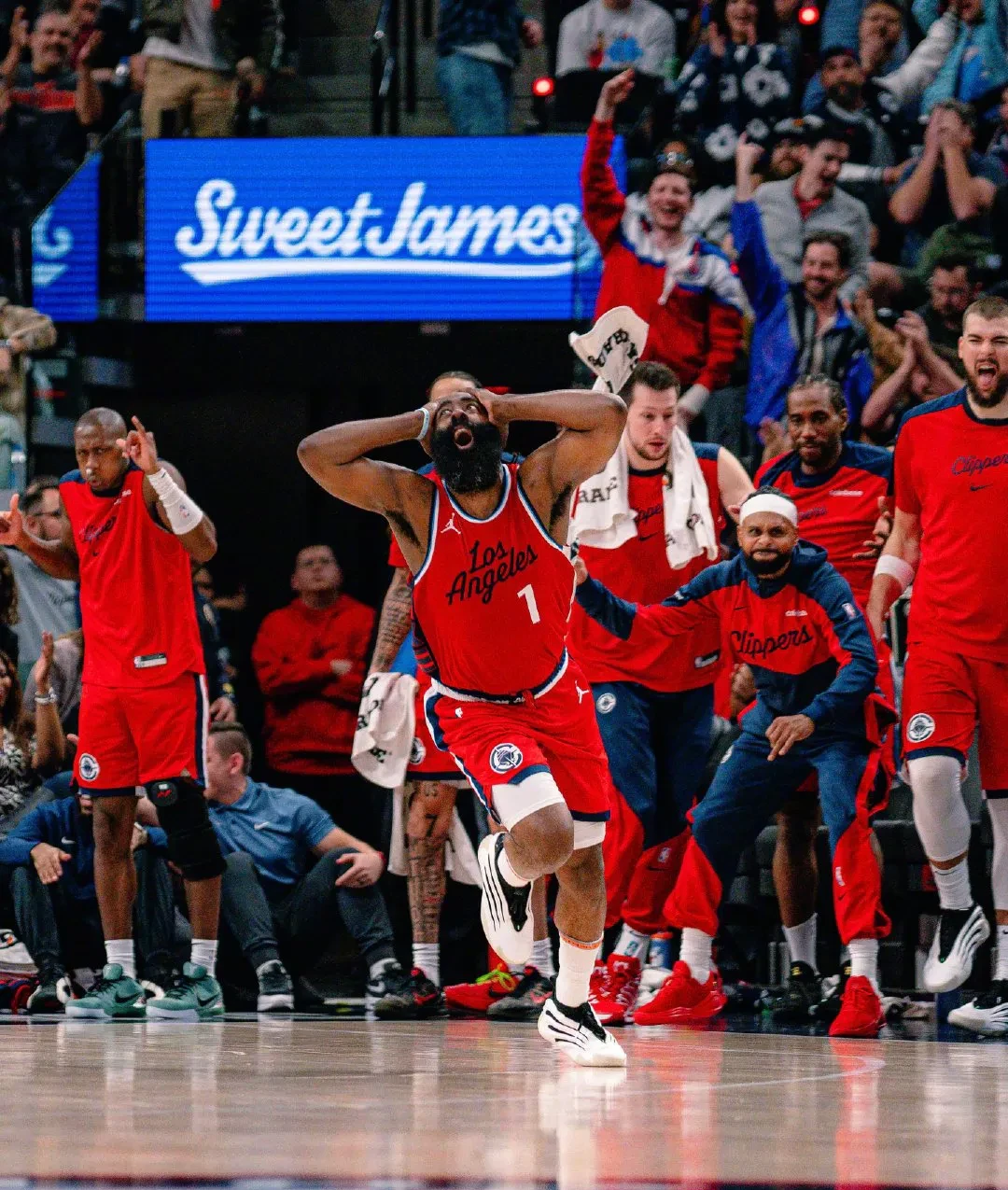 包含险胜首场状态出色，快船观众沸腾！，塔图姆重返赛场引发球迷热议的词条