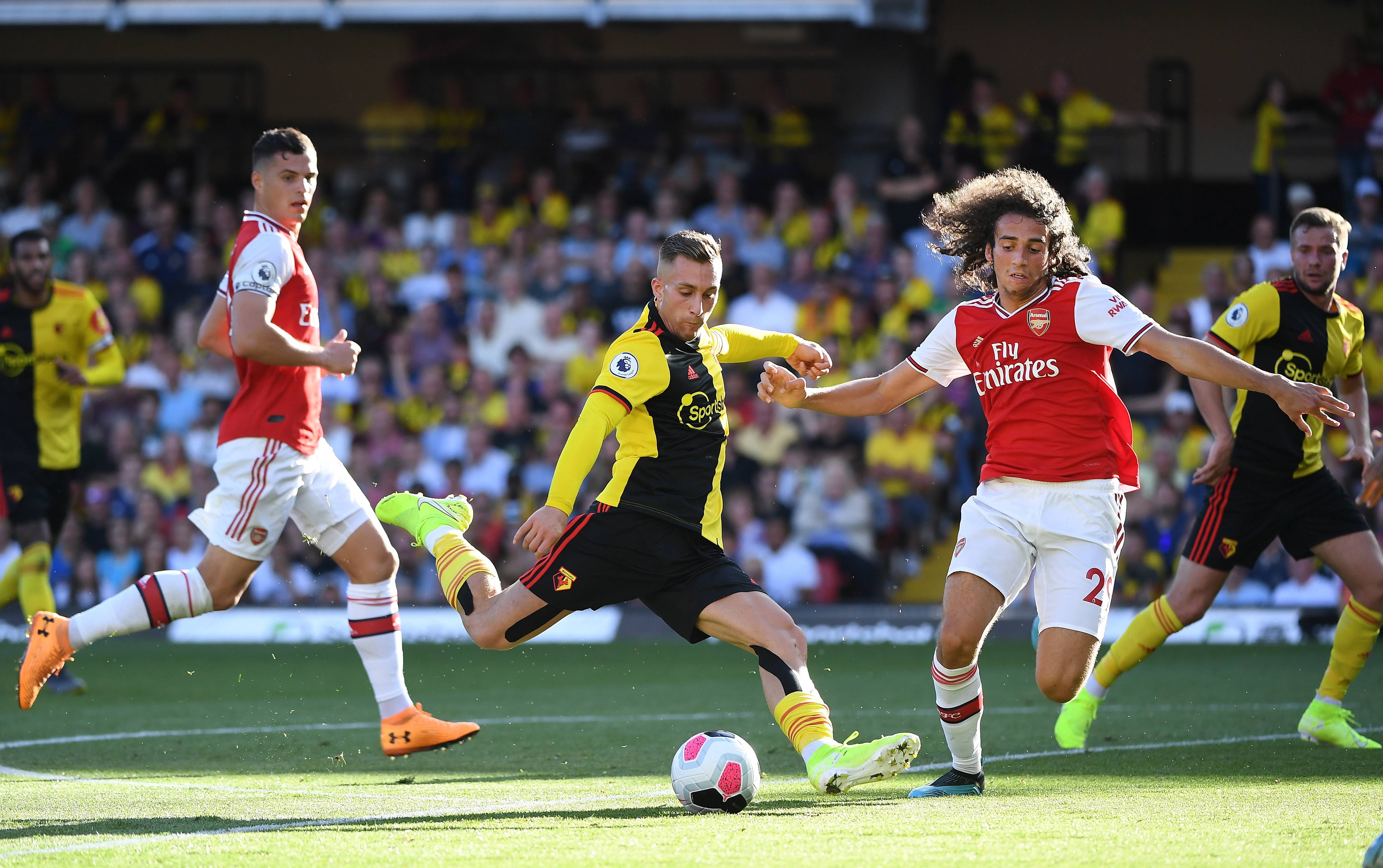 包含赛后欧冠传出新动向；本菲卡状态回暖；管理层表态：媒体盛赞；临场指挥获称赞的词条