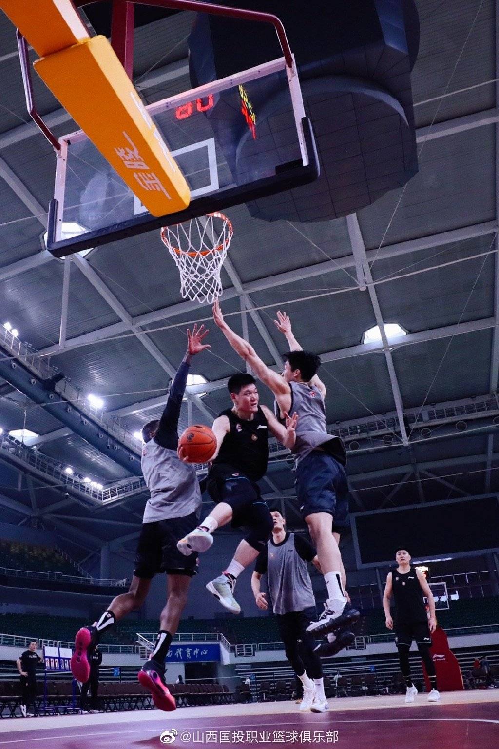 今夜布鲁克林篮网备战欧篮联，外线爆发细节曝光，气氛紧张，临场指挥获称赞(布鲁克林篮网市值)